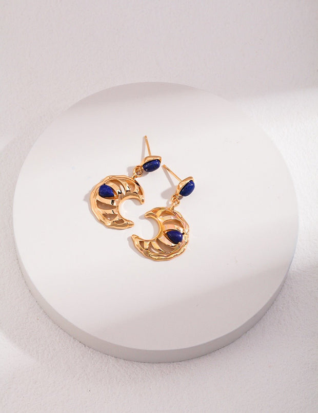 boucle d'oreilles en argent 925 plaqué or 18 carats, Angèle est sous forme d'une petite lune coquette ciselée, agrementée d'azurite naturel.