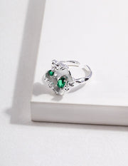 En argent S925 durable avec des accents en zircon cubique vert saisissants, la bague "Écho des Feuilles" est disponible en argent S925 et en argent S925 plaqué or 18 carats.